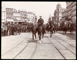 Vista de un desfile de la Policía de Nueva York en Union Square, Nueva York, 1898